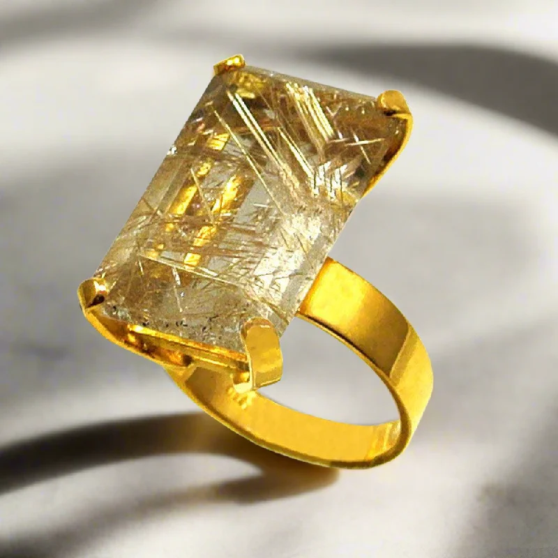 Ladies rings for culinary vibes -Ring in 18k Gold with a faceted rutile quartz stone (B-56)