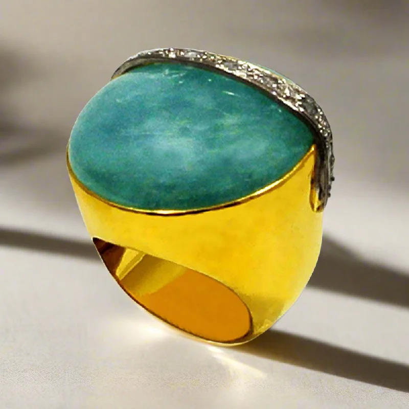 Ladies rings for trail vibes -Ring in 18k Gold with a 50 ct. aqua marin cabochon and diamonds (B-16)