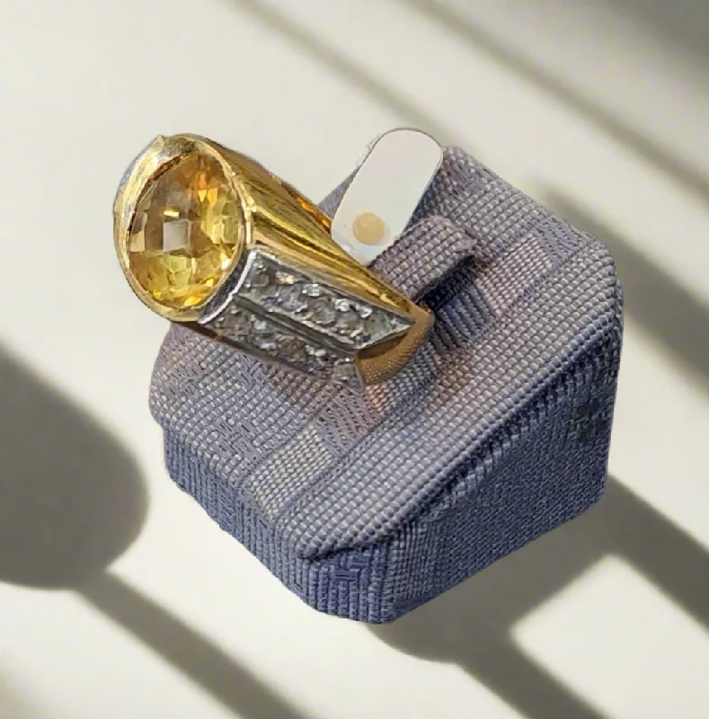 Ladies rings for poet charm -Ring in 18k gold with a citrine and brilliants