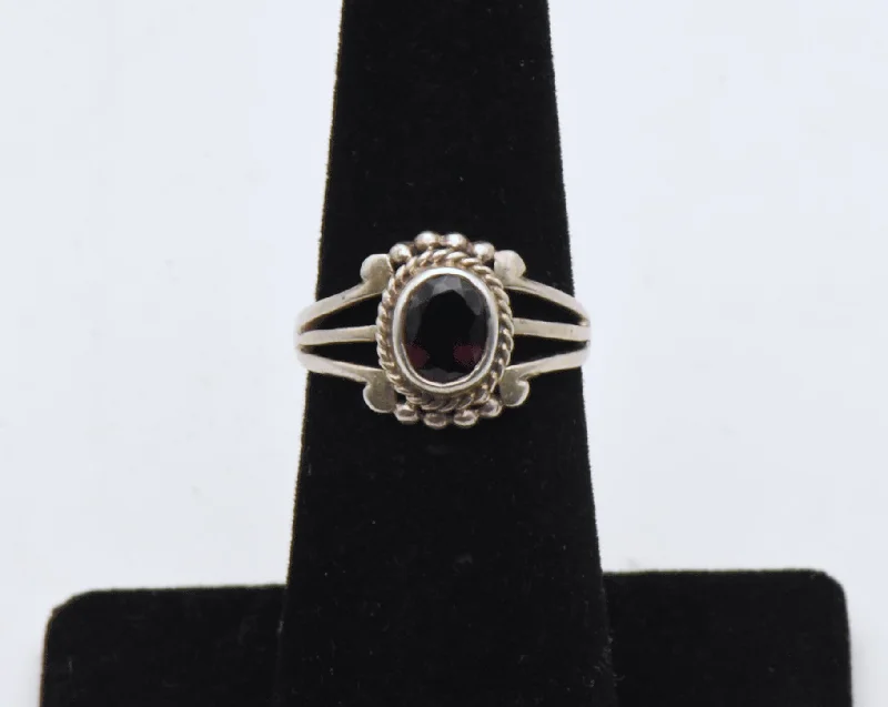 Ladies rings elegant brilliance -Vintage Red Garnet Sterling Silver Ring - Size 5.75