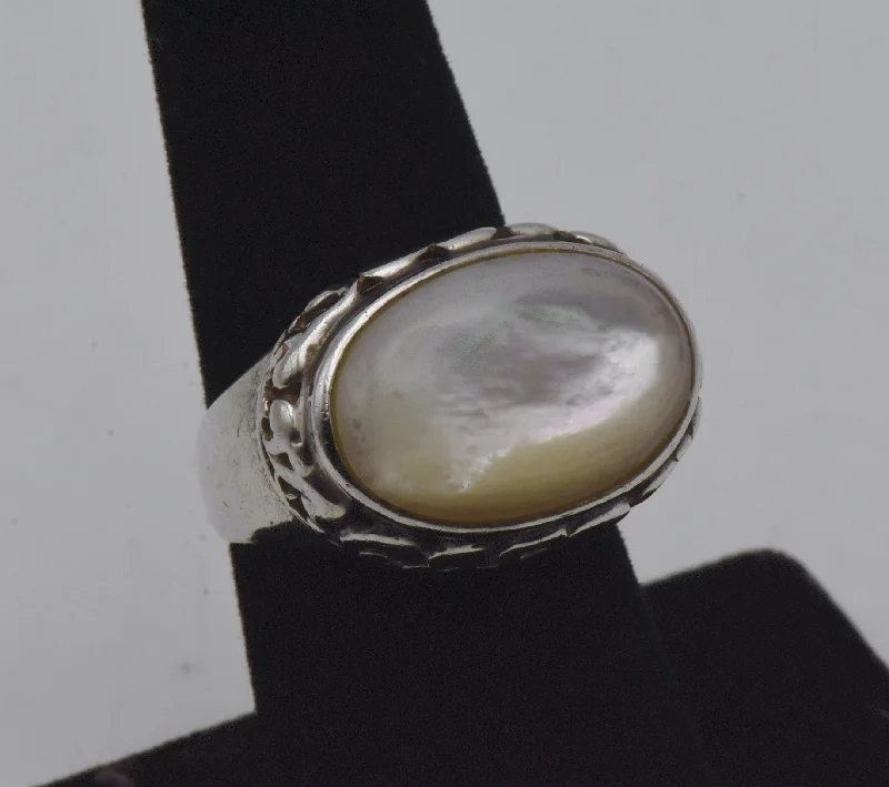 Ladies rings vintage elegance -Château d'Argent - Vintage Sterling Silver and Mother of Pearl Ring - Size 7