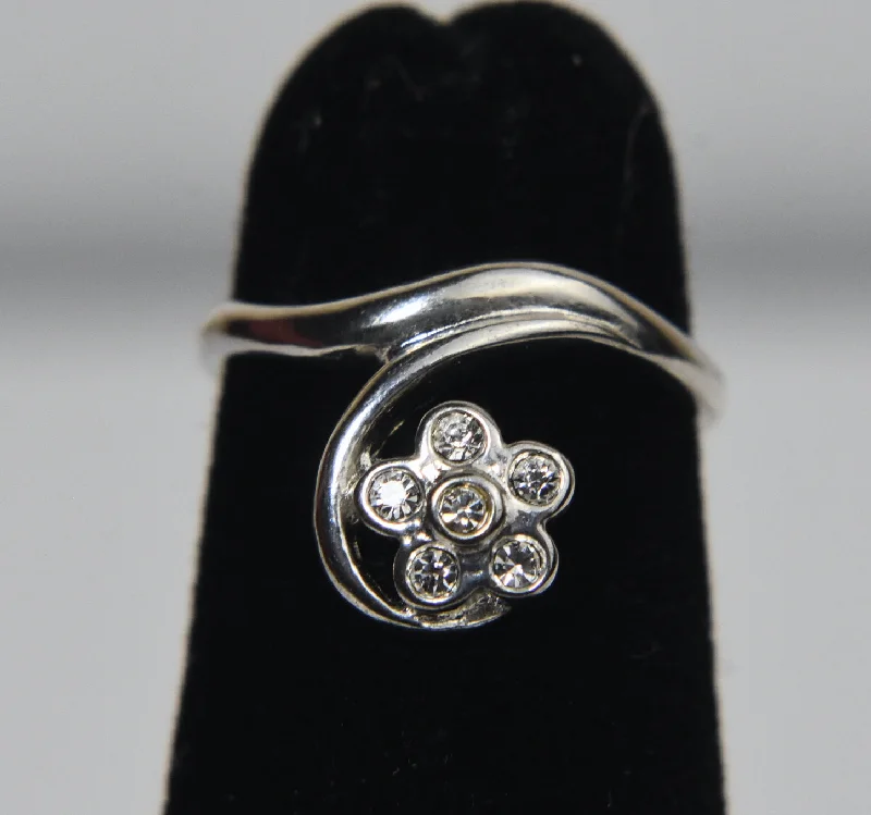 Ladies rings cute shine -Avon - Sterling Silver Flower Crystal Expandable Toe Ring - Size 1+